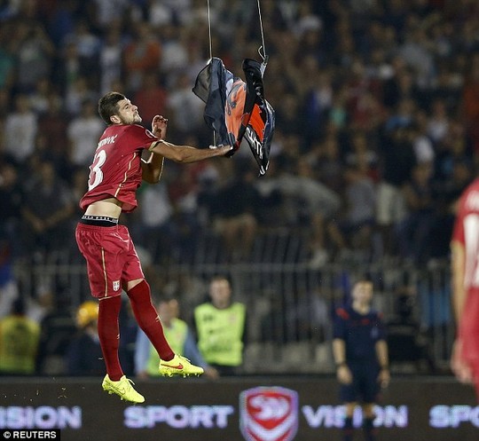Cuộc ẩu đả bắt nguồn từ việc Mitrovic giật l&aacute; cờ của Kosovo