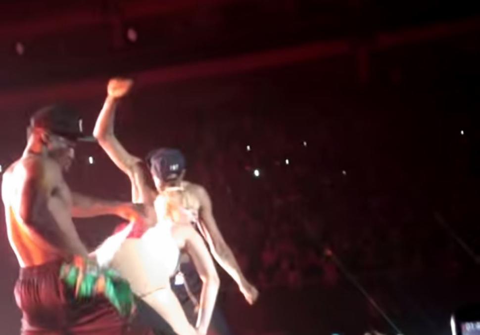 Ngoáy mông giả trên cờ Mexico, Miley Cyrus bị chỉ trích