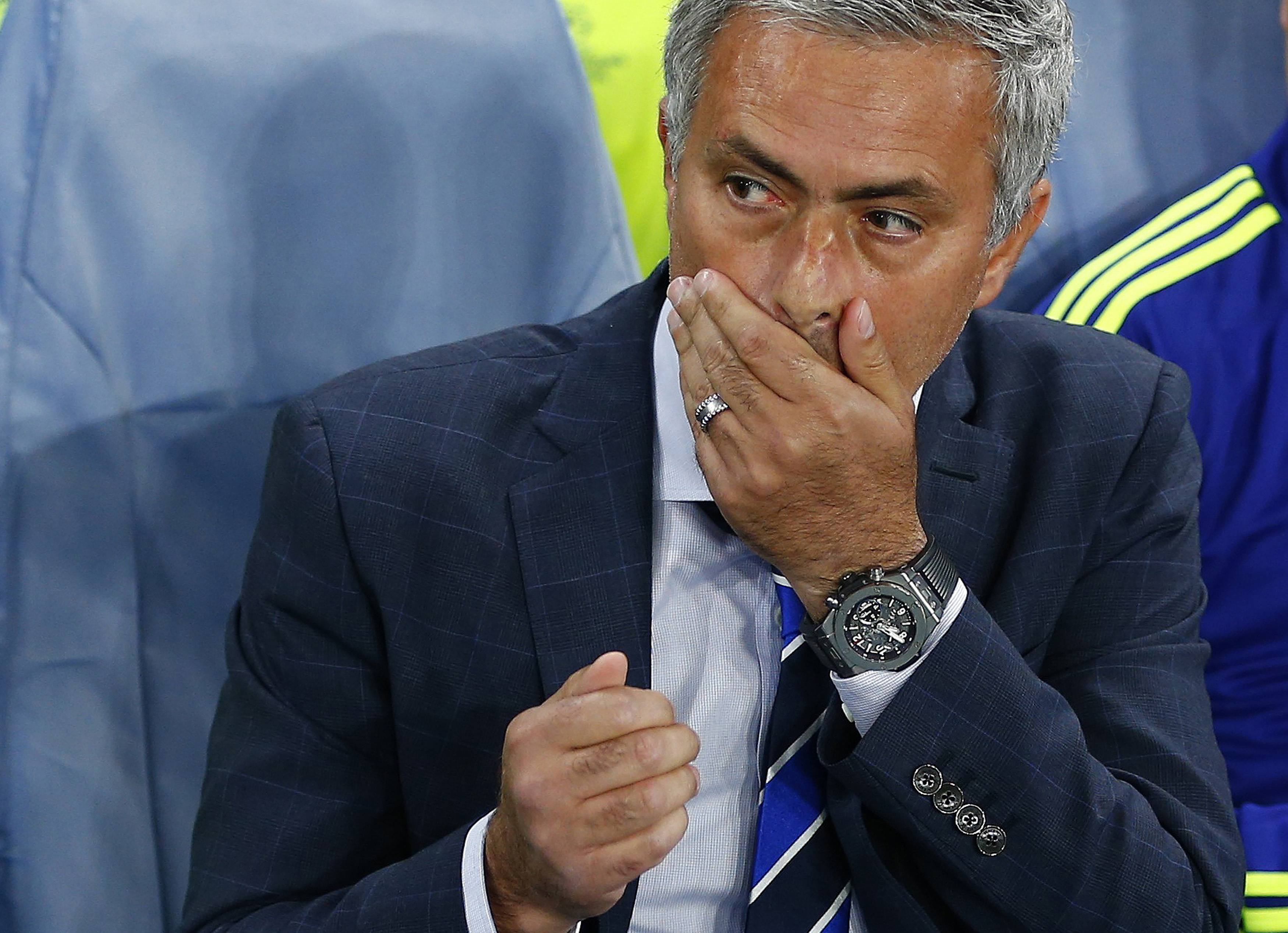 HLV Mourinho đòi trừ điểm, tước chức vô địch của Man City