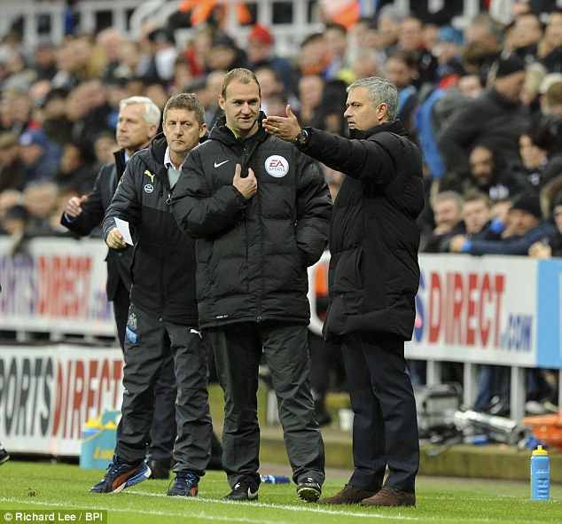 HLV Mourinho ph&agrave;n n&agrave;n với trọng t&agrave;i thứ tư v&igrave; c&aacute;c cậu b&eacute; nhặt b&oacute;ng c&acirc;u giờ