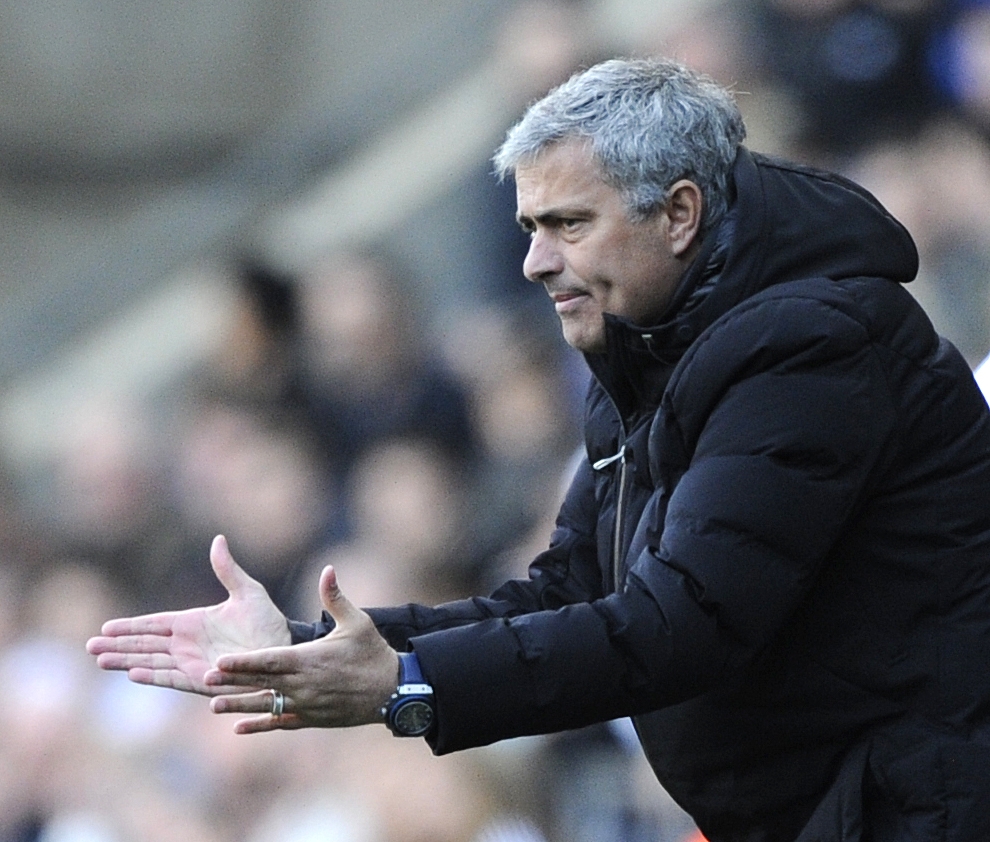 HLV Mourinho trong trận đấu với Swansea
