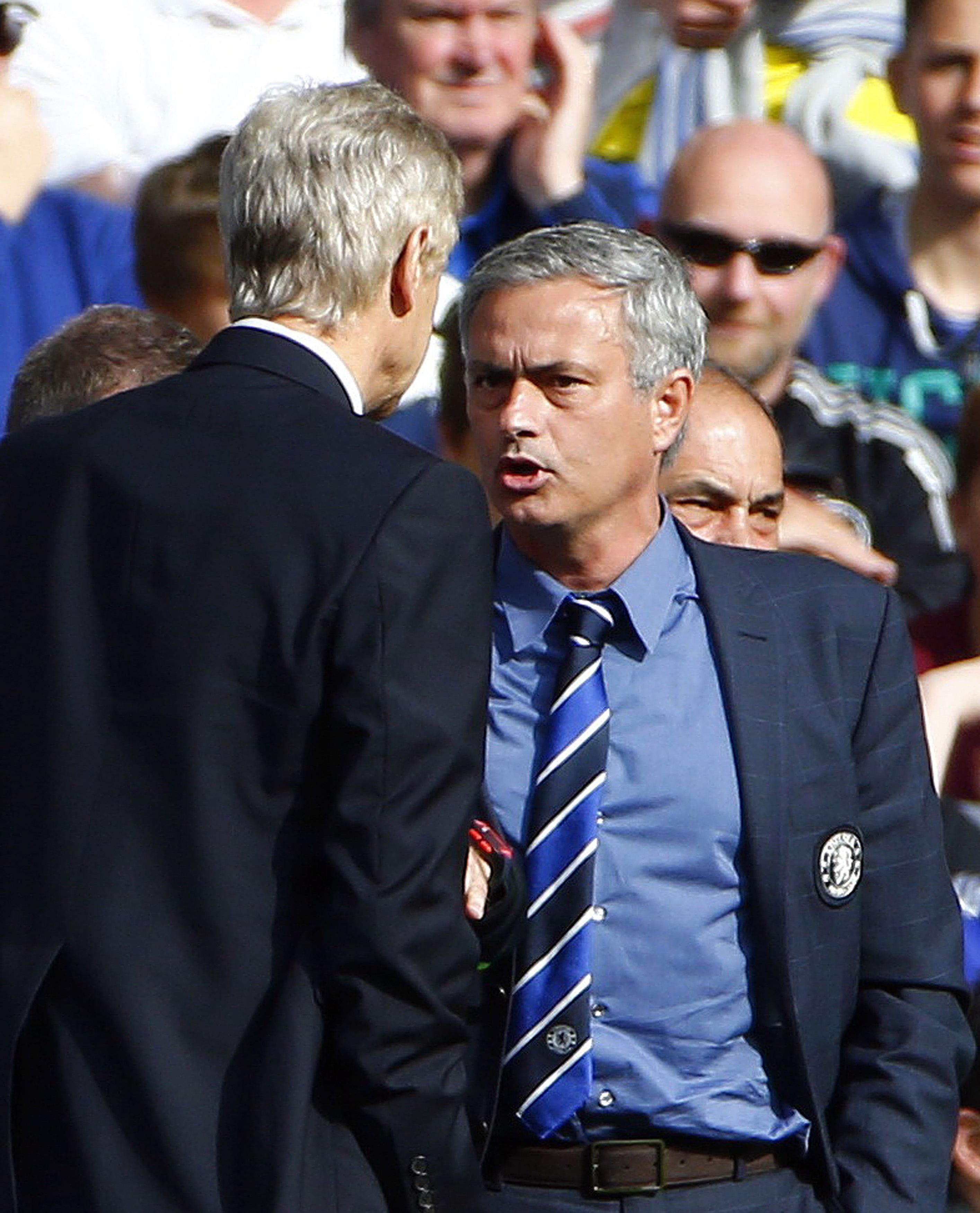 HLV Wenger v&agrave; Mourinho tranh c&atilde;i sau vụ va chạm