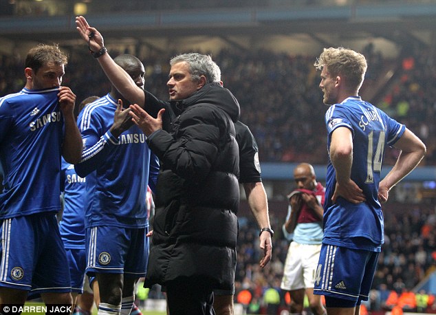 HLV Mourinho phản dối trọng t&agrave;i Foy