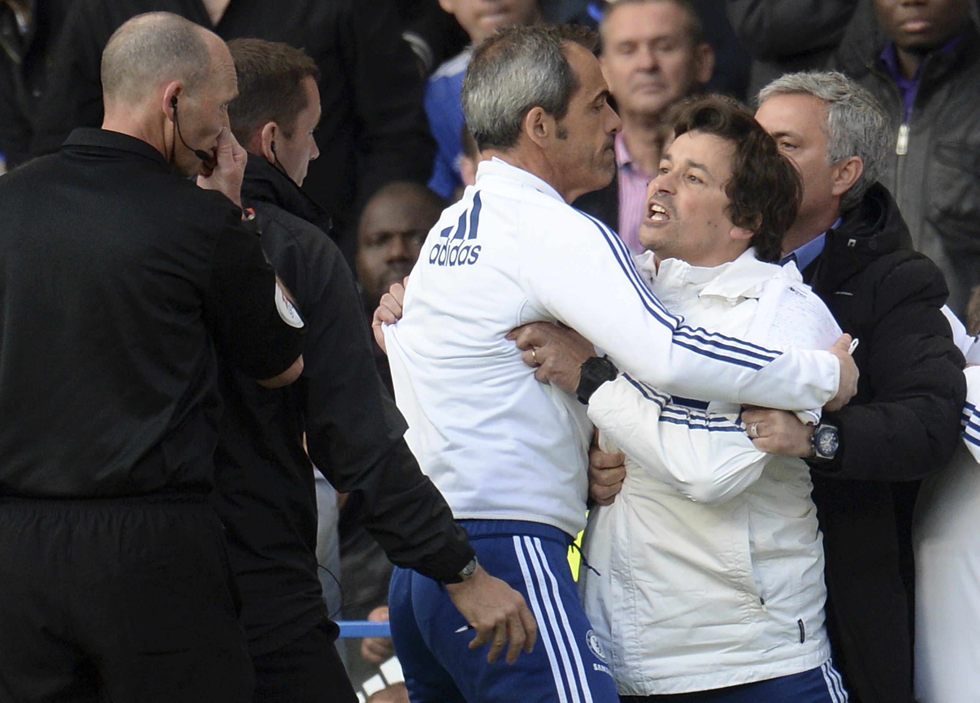 Trợ lý Chelsea thay HLV Mourinho "hỏi tội" trọng tài