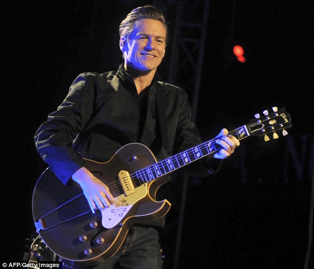 Ngôi sao nhạc rock người Canada Bryan Adams và diễn viên điện ảnh James McAvoy (ảnh dưới) bị Mourinho gửi lời thách đố