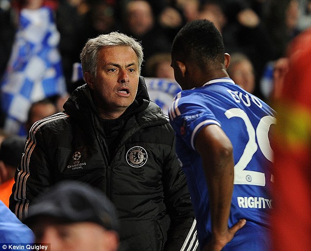V&agrave; pha ăn mừng như trẻ con của &ocirc;ng Mourinho