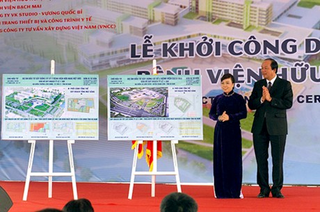 Bộ trưởng Bộ Y tế Nguyễn Thị Kim Tiến v&agrave; B&iacute; thư Tỉnh ủy H&agrave; Nam Mai Tiến Dũng giới thiệu dự &aacute;n x&acirc;y dựng 2 bệnh viện