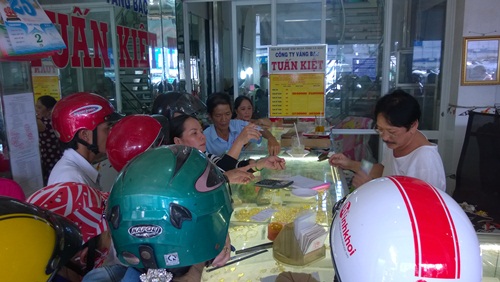 Mỗi chỉ v&agrave;ng b&aacute;n lỗ 300 ng&agrave;n đồng nhưng nhiều người vẫn b&aacute;n