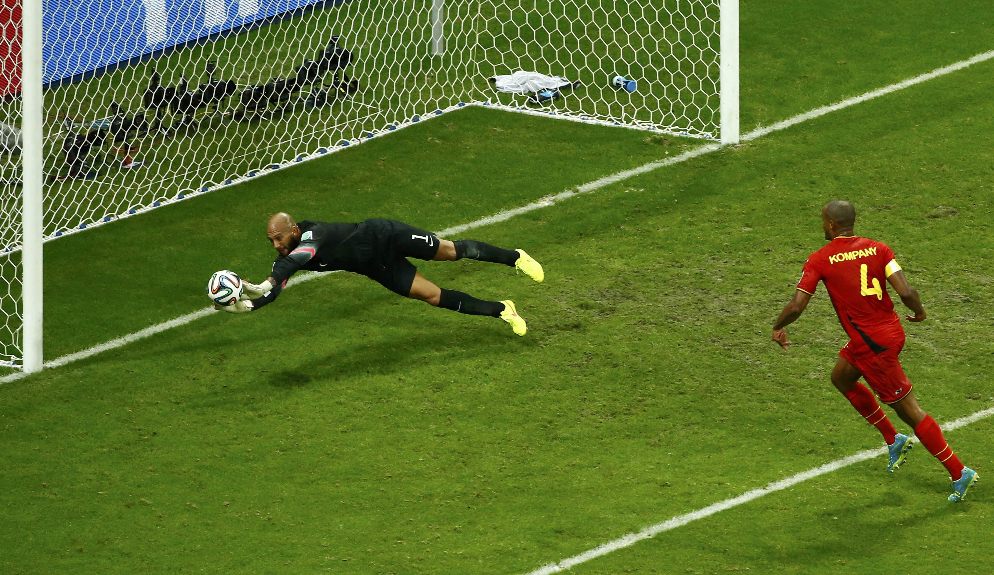 Tim Howard từ chối b&agrave;n thắng của Kompany b&ecirc;n ph&iacute;a Bỉ