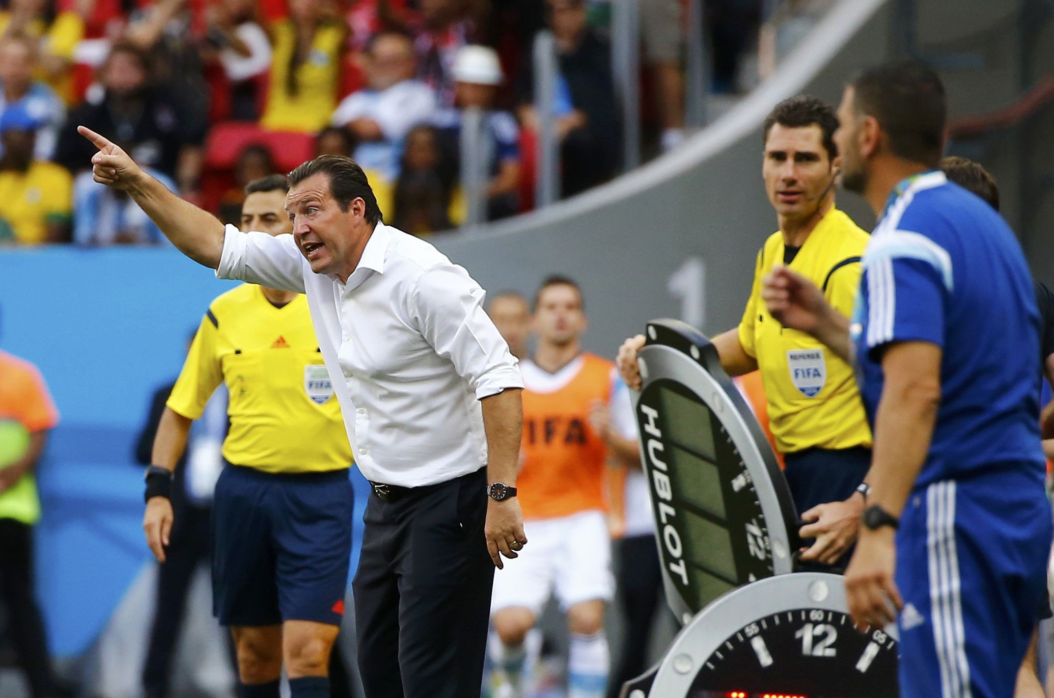 Cay cú vì bị loại, HLV Wilmots chê Argentina thậm tệ
