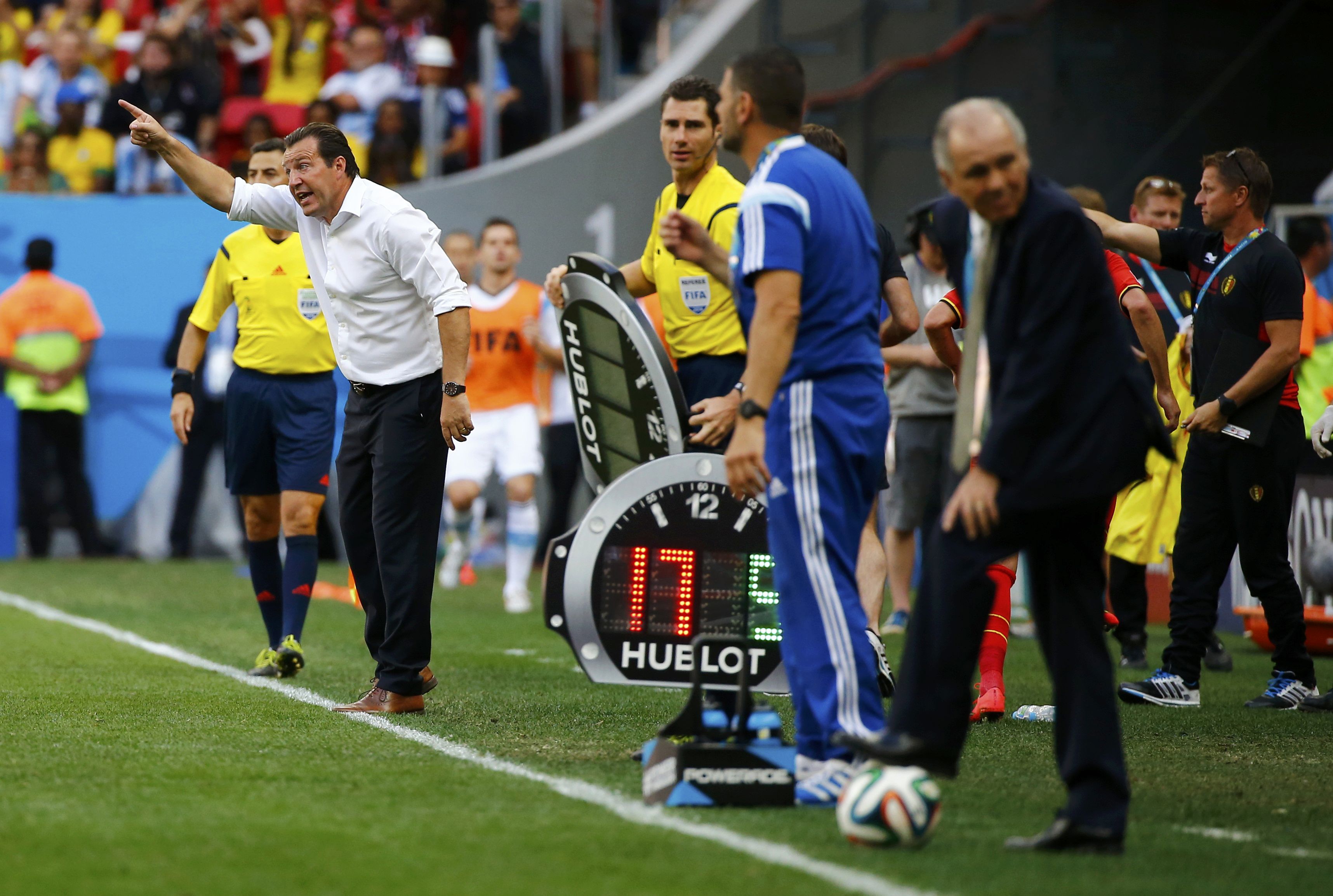 HLV Wilmots không đồng ý với trọng tài người Ý Nicola Rizzoli