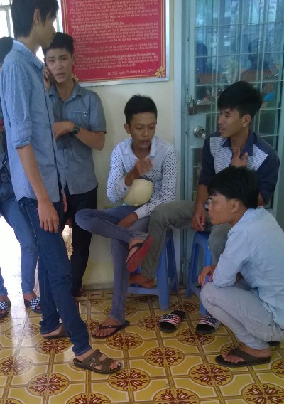 Một số học sinh bị lôi kéo vào đường dây cầm vàng giả của Tuấn và đồng bọn có mặt tại tòa