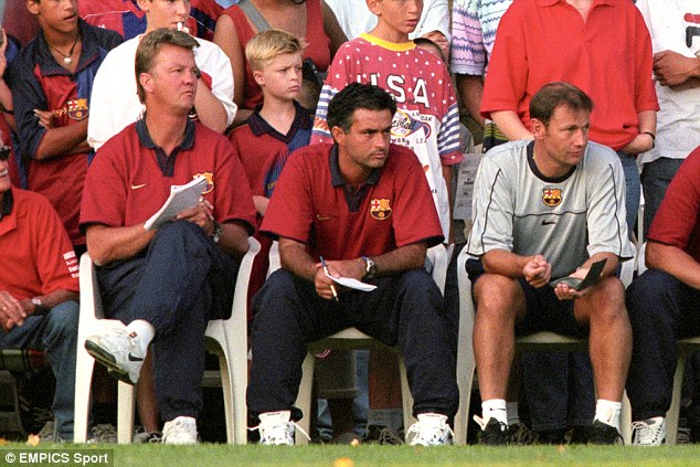 HLV Van Gaal v&agrave; trợ l&yacute; Mourinho khi c&ograve;n ở Bracelona
