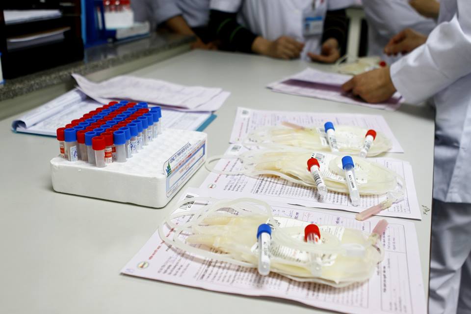Những nh&acirc;n vi&ecirc;n đủ sức khỏe v&agrave; x&eacute;t nghiệm m&aacute;u Ok bắt đầu tham gia hiến m&aacute;u to&agrave;n phần, người nặng từ 50 kg th&igrave; hiến m&aacute;u thể t&iacute;ch 350ml, người nhỏ c&acirc;n hơn, từ 42 kg th&igrave; hiến bịch m&aacute;u 250 ml...