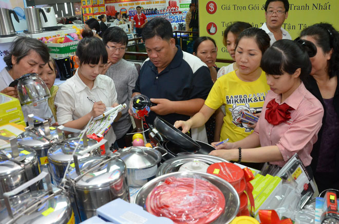 Khu vực h&agrave;ng gia dụng b&aacute;n đồng gi&aacute; thu h&uacute;t rất đ&ocirc;ng c&aacute;c kh&aacute;ch h&agrave;ng nữ