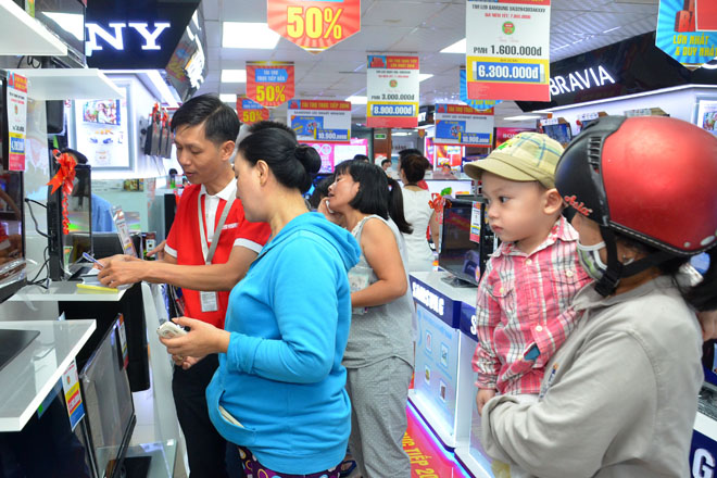 Nhiều người chọn mua tivi
