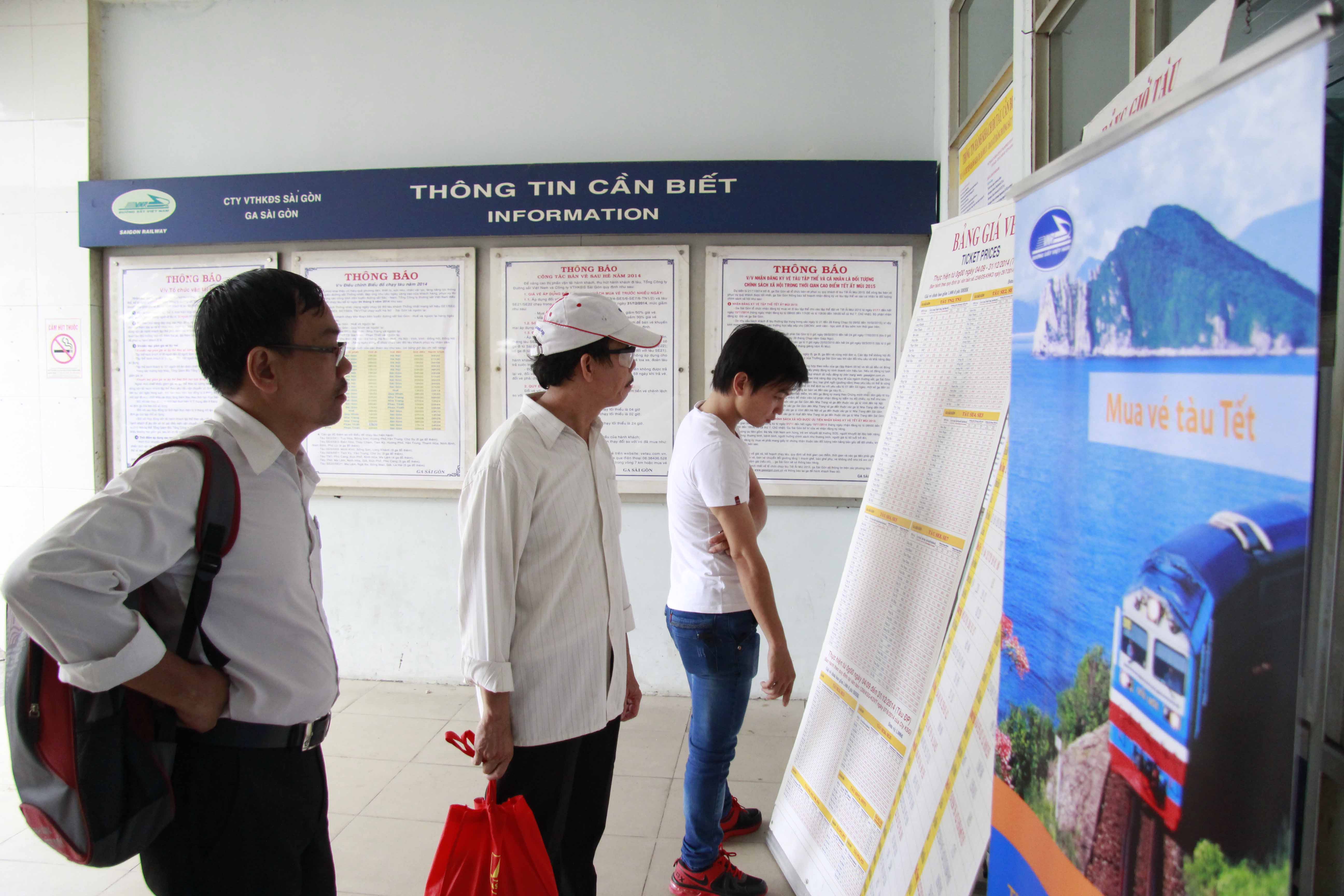H&agrave;nh kh&aacute;ch xem c&aacute;ch thức mua v&eacute; t&agrave;u tại Ga S&agrave;i G&ograve;n