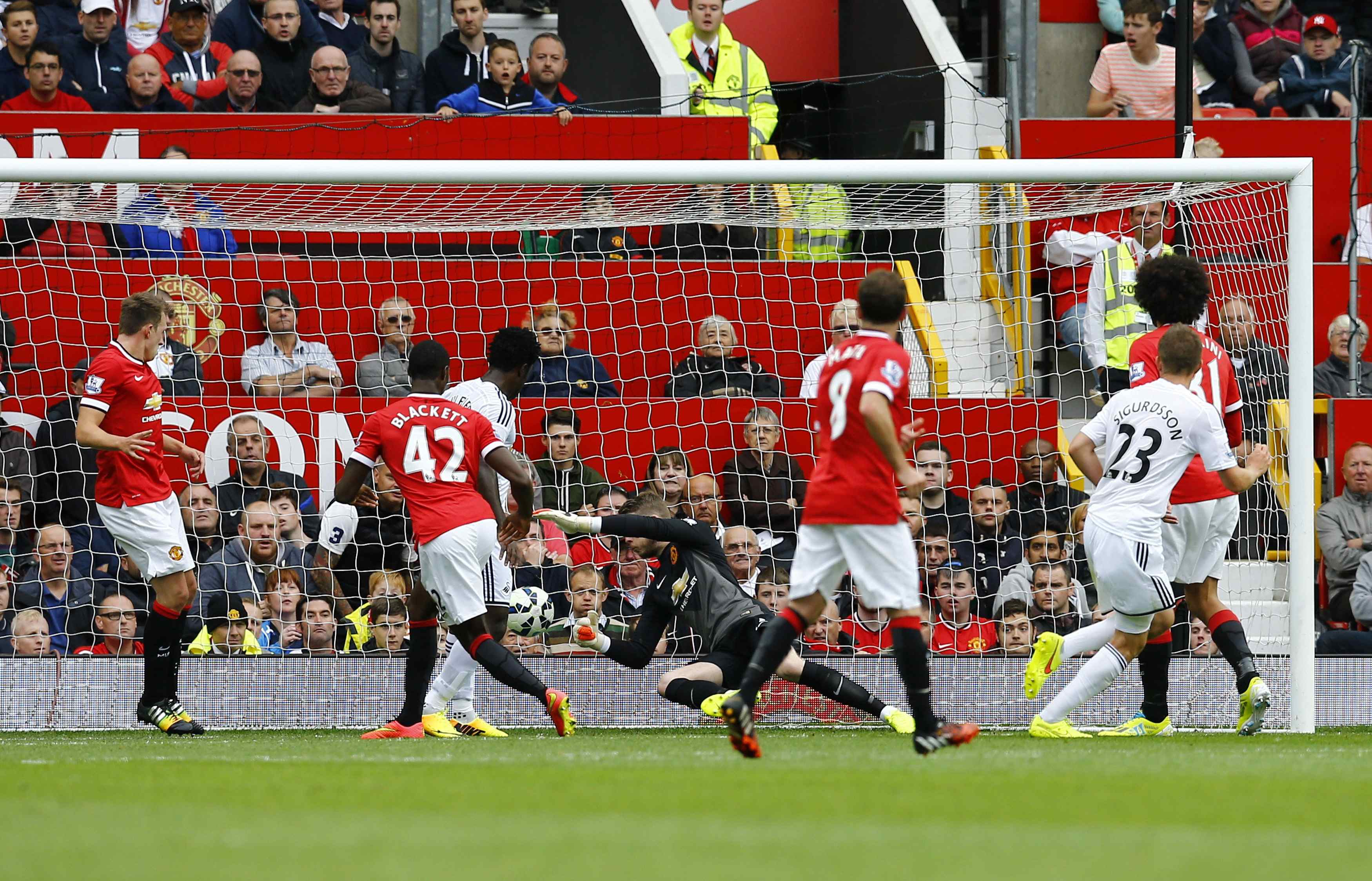 Sirgusson sau pha ghi bần quyết định cho Swansea