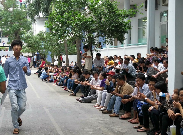 Phụ huynh xếp h&agrave;ng d&agrave;i ngồi chờ con trước Hội đồng thi ĐH C&ocirc;ng nghiệp TP HCM