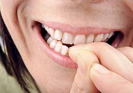 Th&oacute;i quen cắn m&oacute;ng tay. Ảnh: Almana