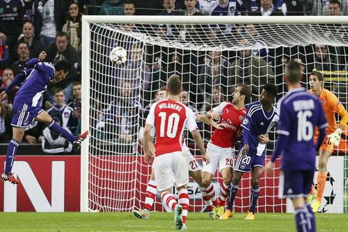 Andy Najar (bìa trái) đánh đầu mở tỉ số cho Anderlecht