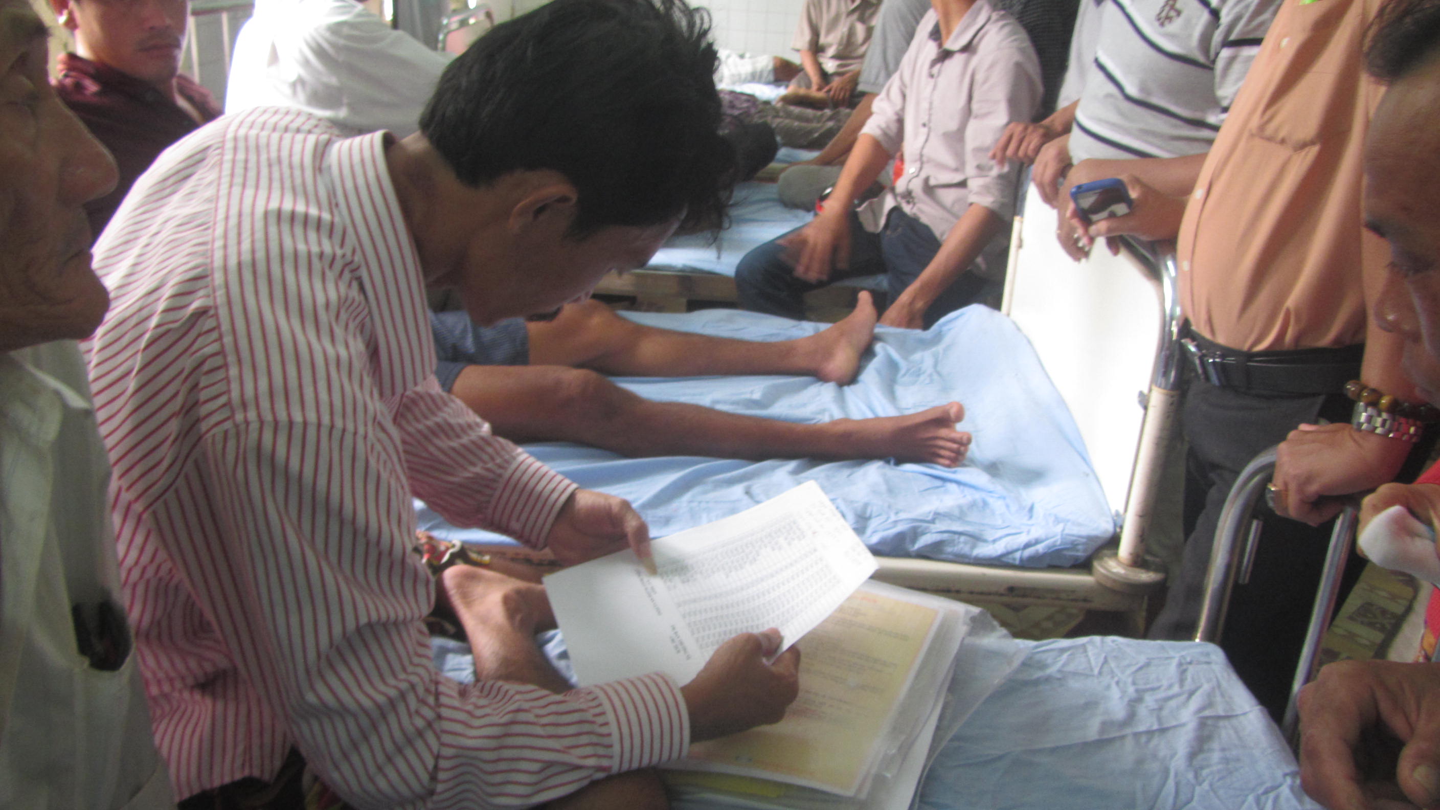 nằm tr&ecirc;n giường bệnnh thuyền trưởng t&agrave;u B&ugrave;i Văn T&agrave;u vẫn cố d&ograve; lại danh s&aacute;ch thuyền vi&ecirc;n