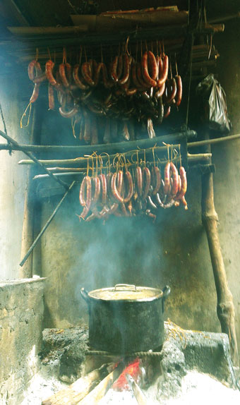 Lạp xưởng gác bếp của một gia đình ở huyện Yên Minh, tỉnh Hà Giang. Ảnh: MẠNH DUY