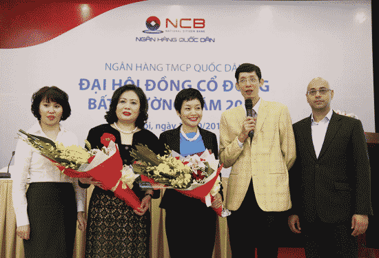 Năm th&agrave;nh vi&ecirc;n HĐQT NCB (từ tr&aacute;i sang phải: b&agrave; Nguyễn Thị Mai, b&agrave; Đặng Thị Xu&acirc;n Hồng, b&agrave; Trần Hải Anh th&agrave;nh vi&ecirc;n; &ocirc;ng  Vũ Hồng Nam - Chủ tịch HĐQT, &ocirc;ng Mukesh Latitshanker- th&agrave;nh vi&ecirc;n độc lập - Ảnh: Q.Li&ecirc;n)