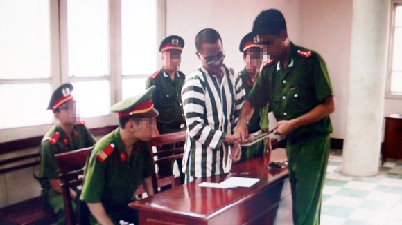 Cơ quan chức năng l&agrave;m c&aacute;c thủ tục trước giờ thi h&agrave;nh &aacute;n tử t&ugrave; Nguyễn Đức Nghĩa