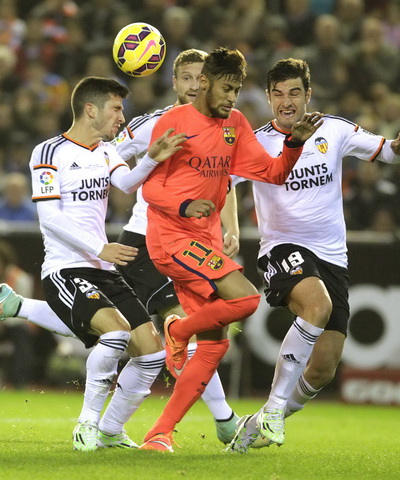 Neymar trong v&ograve;ng vậy hậu vệ Valencia