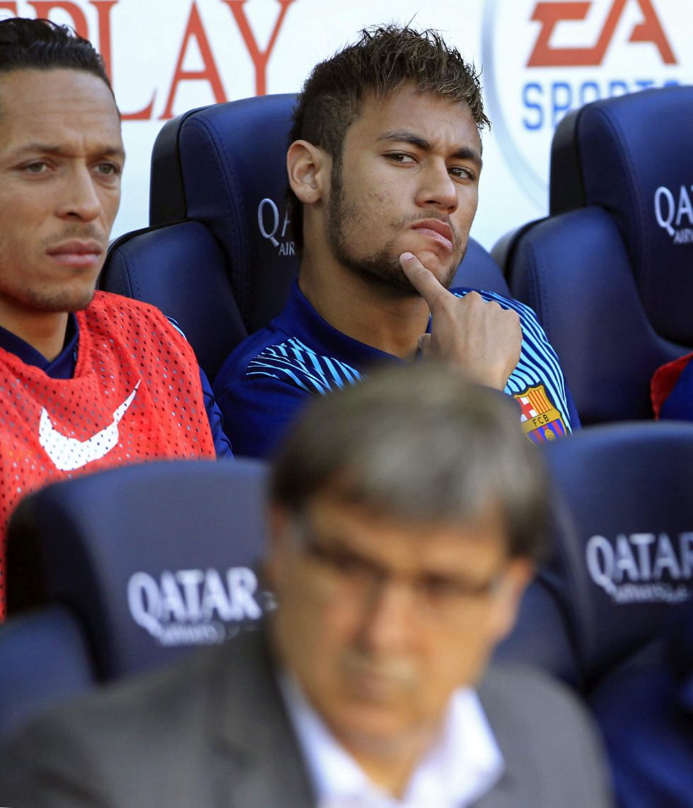 Neymar tỏ ra kh1o chịu khi ngồi dự bị trogn trận đấu đ&ecirc;m qua