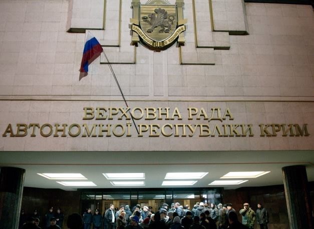 Cờ Nga được treo trên tòa nhà chính quyền TP Sevastopol, Crimea thay cho cờ Ukraine.
Ảnh: ITAR-TASS