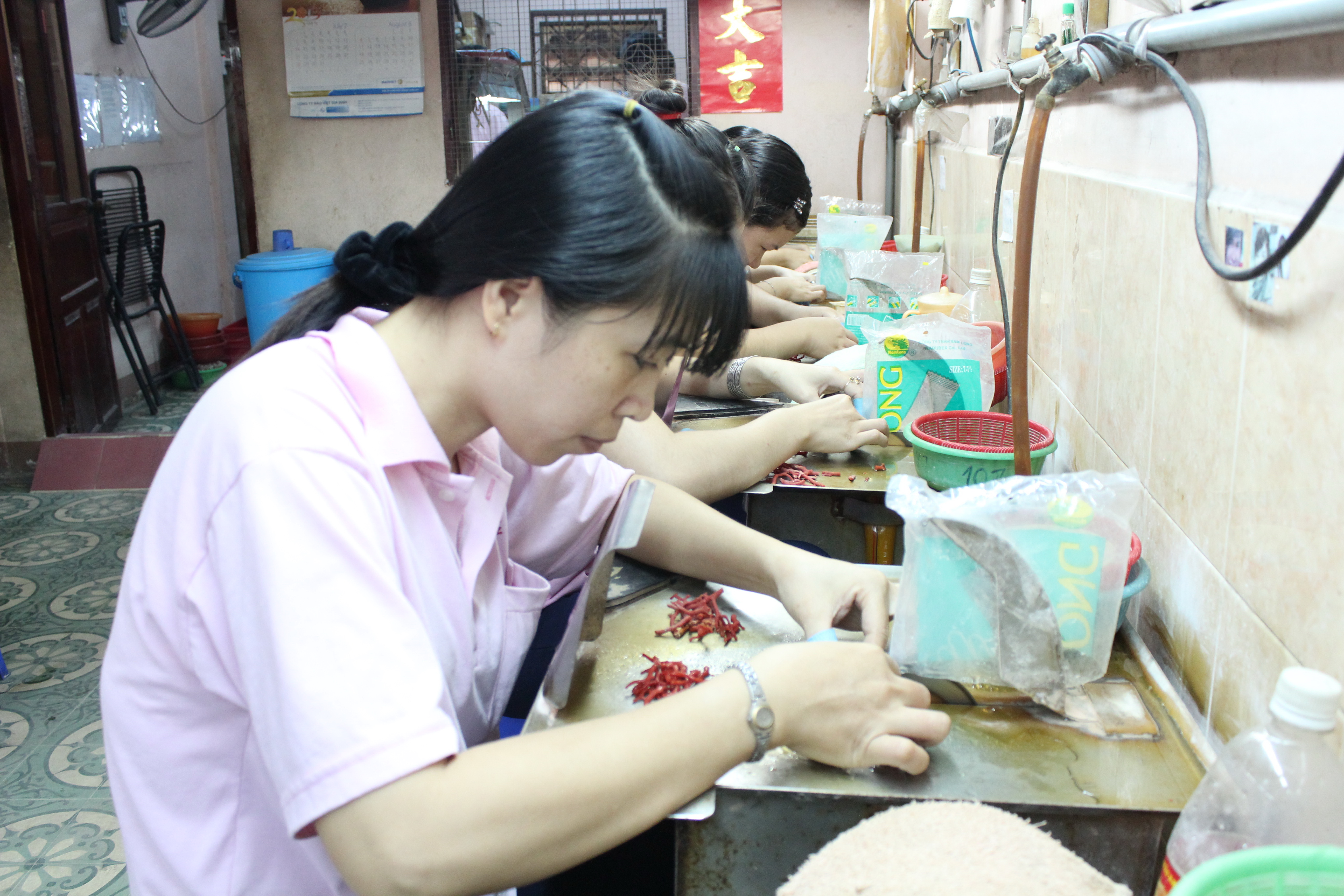 Gi&aacute;m s&aacute;t lương thưởng tại c&aacute;c doanh nghiệp l&agrave; ưu ti&ecirc;n h&agrave;ng đầu của c&aacute;c cấp C&ocirc;ng đo&agrave;n TP    Ảnh: THANH NGA