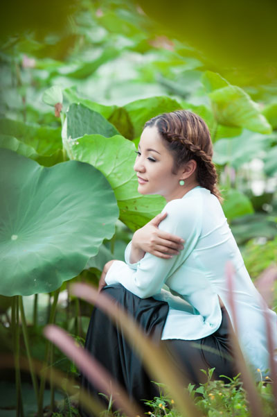Th&uacute;y Nga dịu d&agrave;ng&nbsp;trong chiếc &aacute;o b&agrave; ba