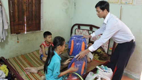 Đại diện Co.opmart Quy Nhơn (ảnh tr&ecirc;n) v&agrave; đại diện Ng&acirc;n h&agrave;ng TMCP Đ&ocirc;ng &Aacute;, chi nh&aacute;nh B&igrave;nh Định trao tiền v&agrave; qu&agrave; cho hai ch&aacute;u