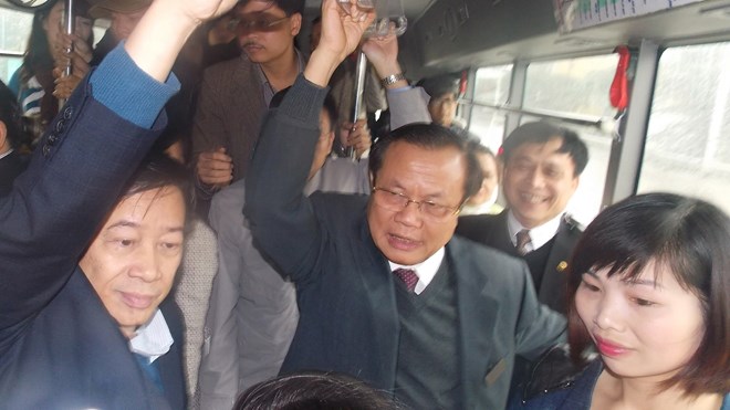Bí thư Thành ủy Hà Nội đứng suốt hành trình trên xe buýt