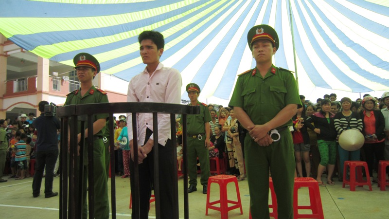 Bị c&aacute;o Nghi&ecirc;m l&atilde;nh 36 th&aacute;ng t&ugrave; v&igrave; h&ograve; h&eacute;t, g&acirc;y rối v&agrave; đập ph&aacute; xe &ocirc; t&ocirc; của lực lượng chức năng