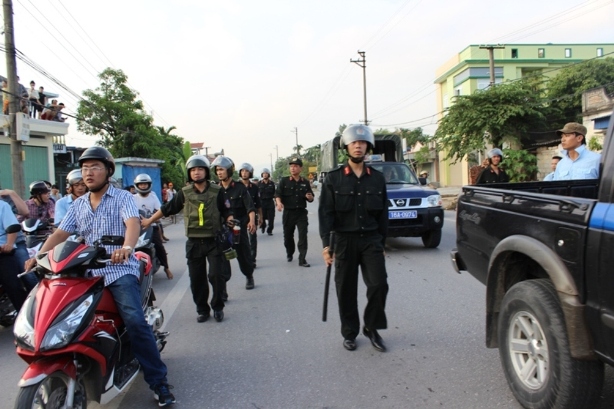 Lực lượng chức năng được bố trí dọc tuyến đường nhóm học viên đi để giám sát