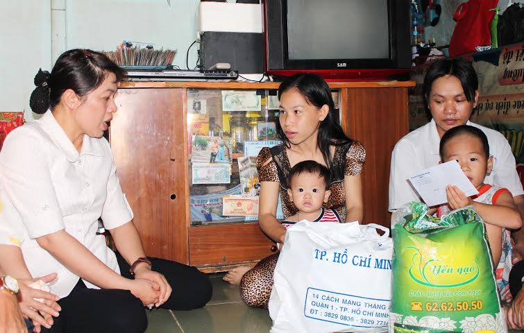 B&agrave; Nguyễn Trần Phượng Tr&acirc;n, Ph&oacute; Chủ tịch LĐLĐ TP HCM, thăm hỏi c&ocirc;ng nh&acirc;n mất việc c&oacute; ho&agrave;n cảnh kh&oacute; khăn   ảnh: THANH NGA