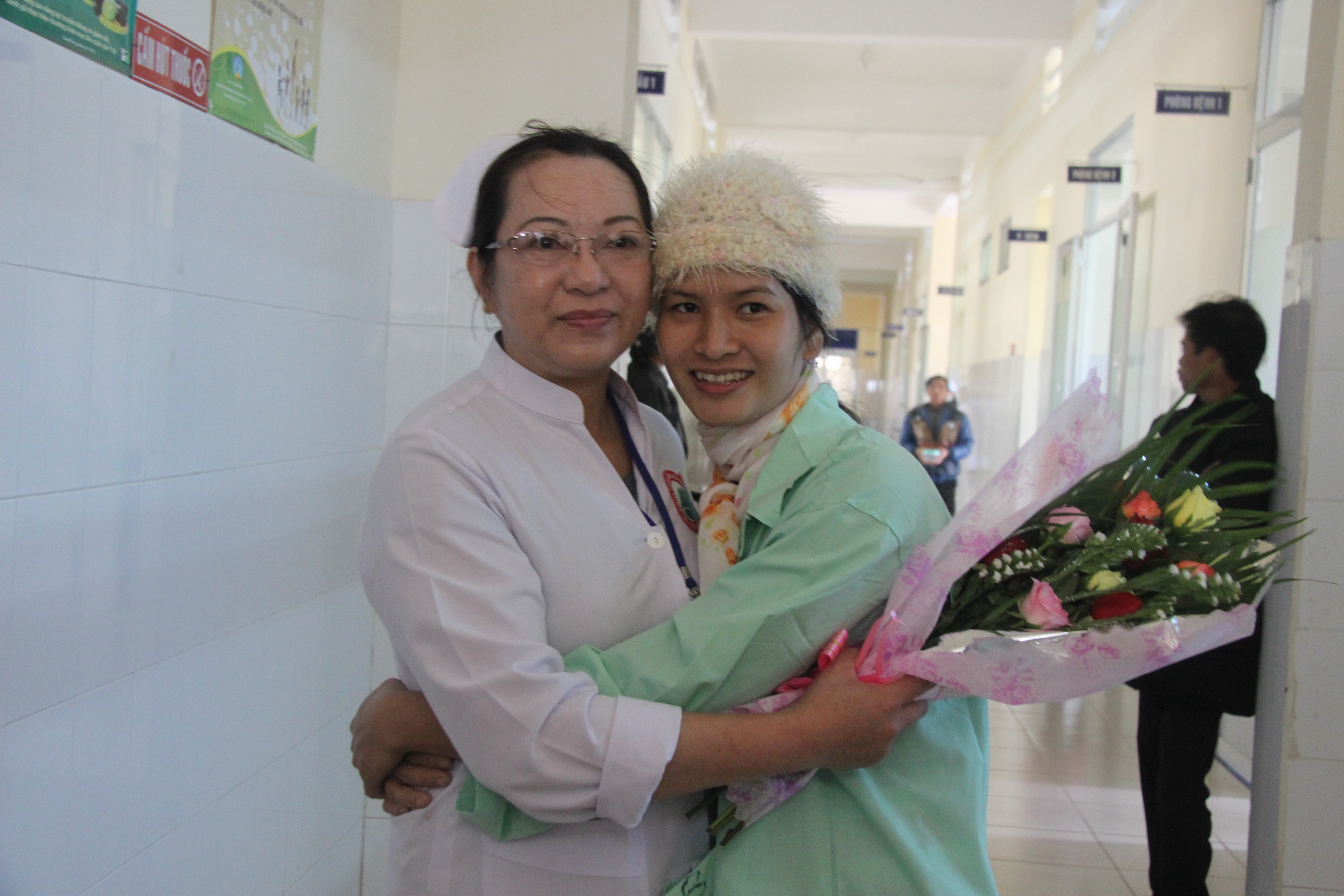 Chị Ngọc &ocirc;m chầm y b&aacute;c sĩ bệnh viện , cảm ơn v&igrave; m&igrave;nh đ&atilde; được cứu sống