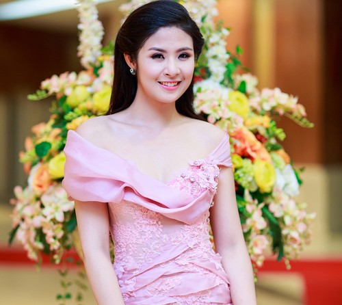 Ngày càng gợi cảm, Ngọc Hân đắt sô chấm thi