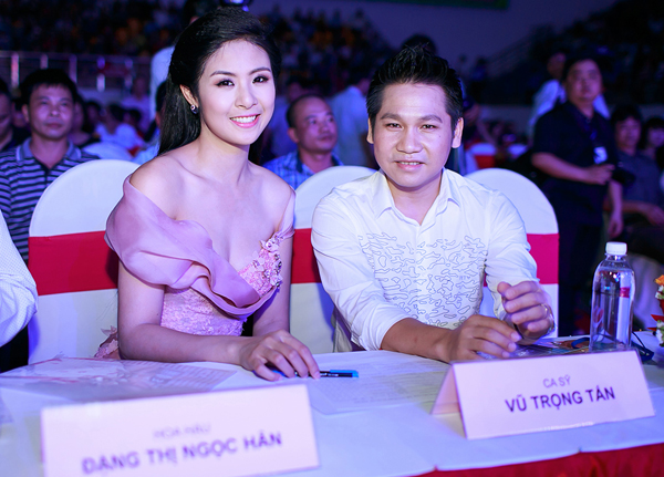 Ngọc H&acirc;n ngồi ghế n&oacute;ng chấm thi sắc đẹp c&ugrave;ng ca sĩ Trọng Tấn
