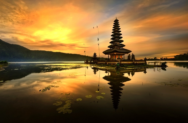 Ng&ocirc;i đền cổ Ulun Danu