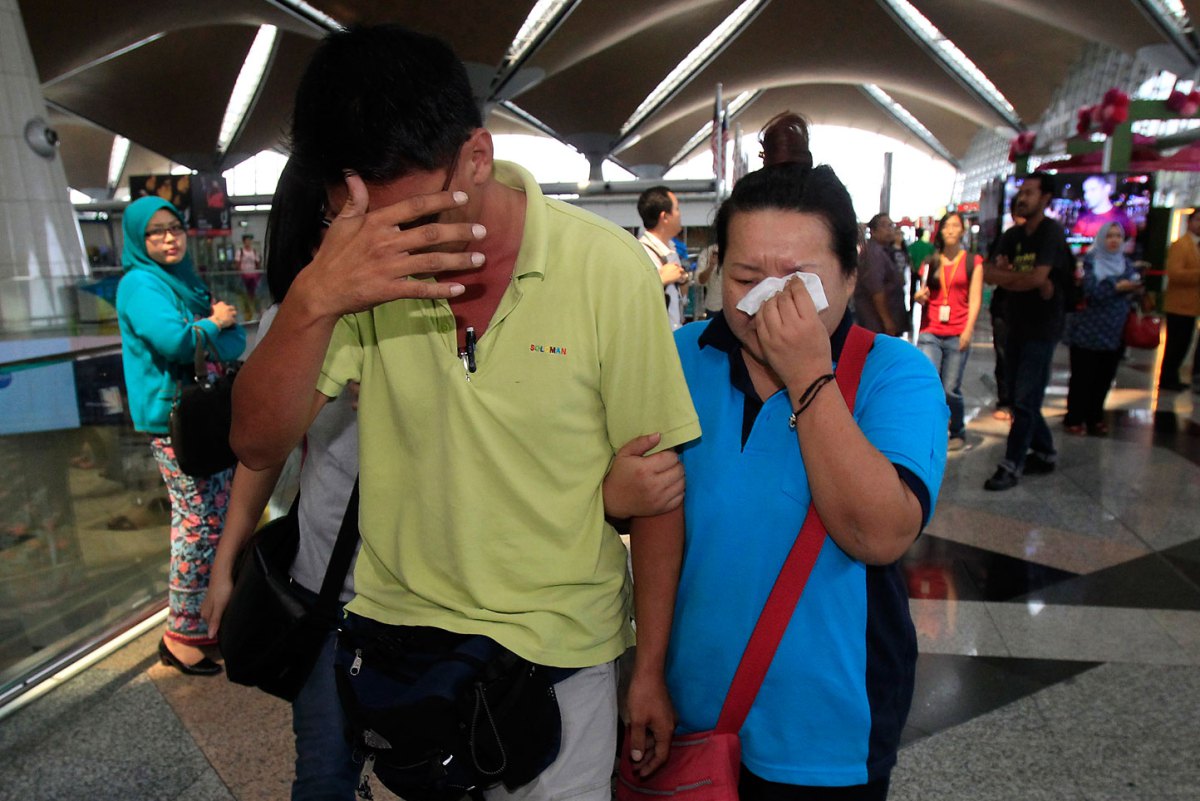 Người thân ngóng chờ thông tin về chiếc máy bay mất tích tại sân bay Kuala Lumpur. (Nguồn: AP)