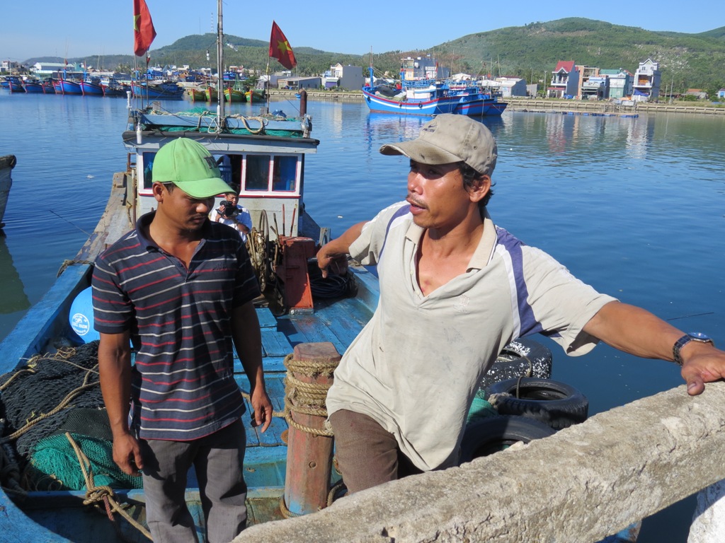 Hàng trăm người đổ xô đi đón ngư dân thoát nạn trở về