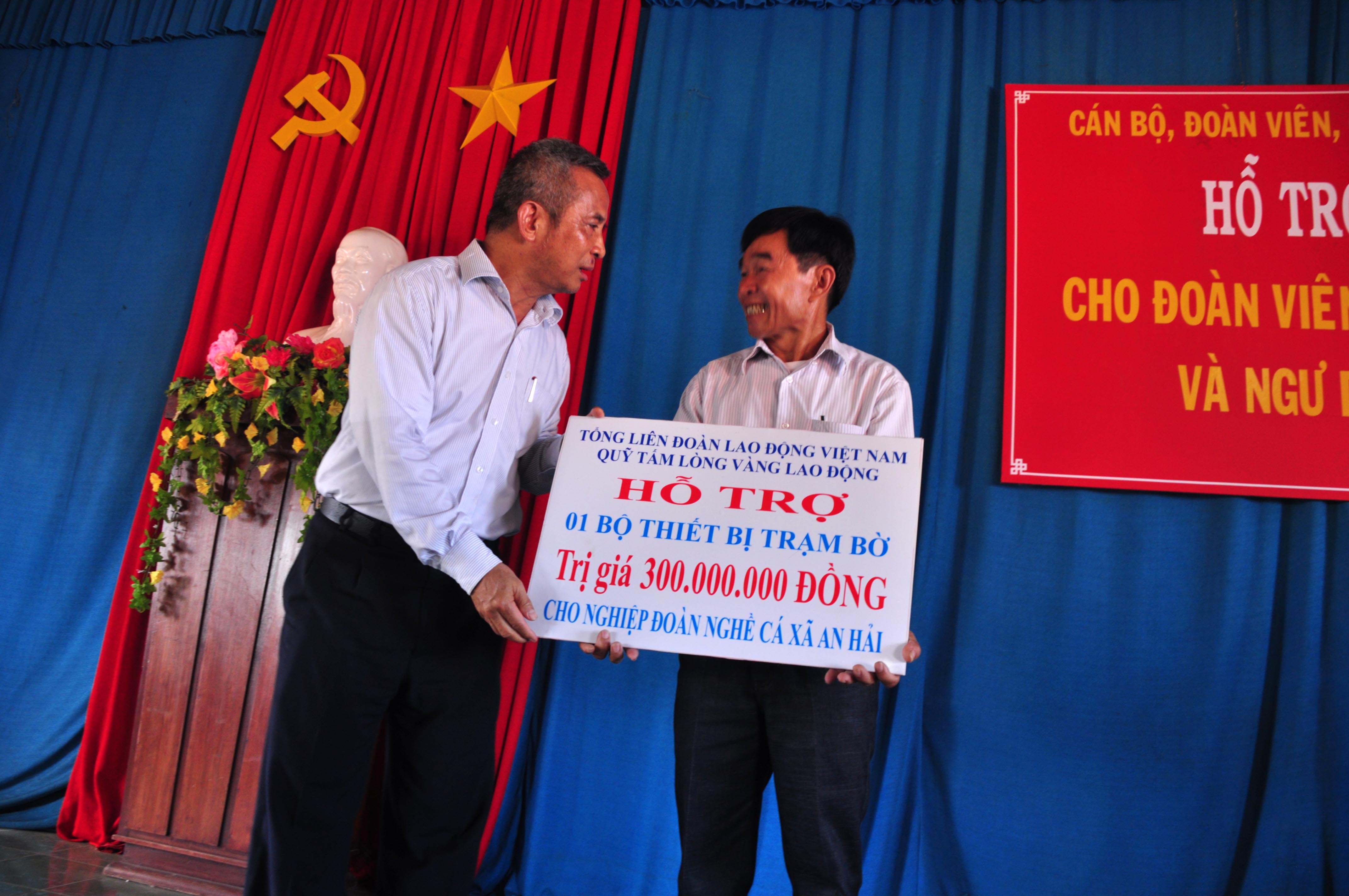 &Ocirc;ng Đặng Ngọc T&ugrave;ng, Chủ tịch Tổng LĐLĐ Việt Nam, trao qu&agrave; hỗ trợ cho đại diện Nghiệp đo&agrave;n nghề c&aacute; x&atilde; An Hải