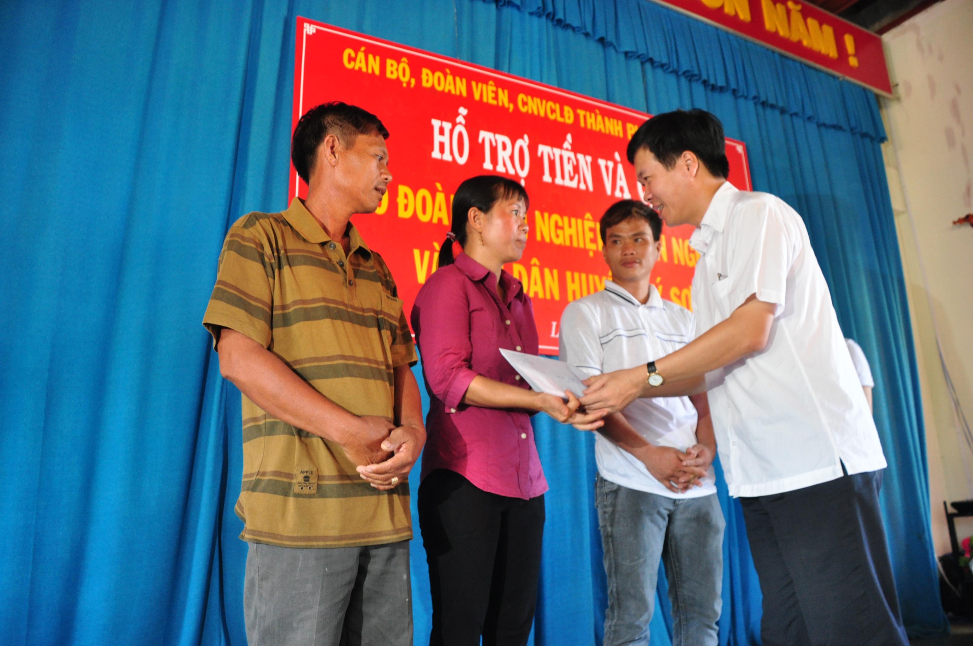 &Ocirc;ng V&otilde; Văn Thưởng, Ủy vi&ecirc;n Trung ương Đảng, Ph&oacute; B&iacute; thư thường trực TP HCM trao qu&agrave; cho c&aacute;c ngư d&acirc;n L&yacute; Sơn