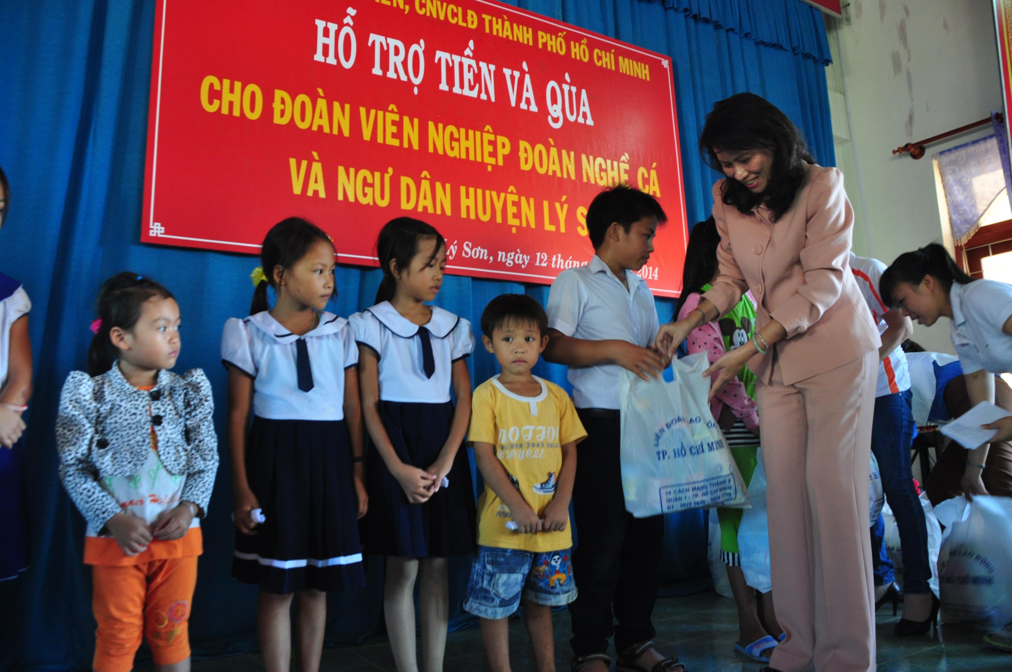 B&agrave; Nguyễn Thị Thu, Chủ tịch LĐLĐ TP HCM, trao qu&agrave; cho con em ngư d&acirc;n L&yacute; Sơn