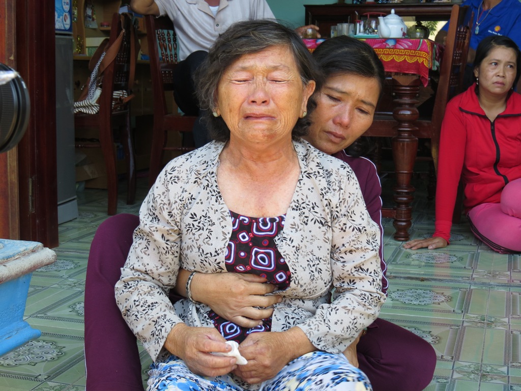 B&agrave; Trần Thị Dề g&agrave;o kh&oacute;c gọi t&ecirc;n con