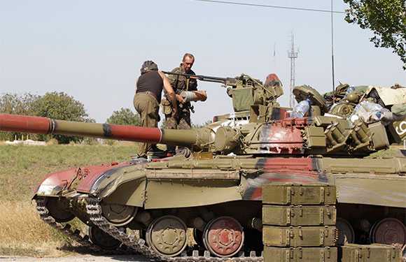 Trước khi cuộc họp diễn ra, t&igrave;nh h&igrave;nh ở Mariupol vẫn cực kỳ căng thẳng. Ảnh: Reuters